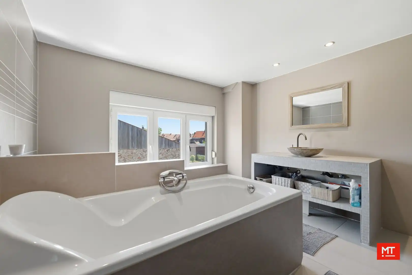 Ruime, instapklare woning met loods in het centrum van Wervik foto 21