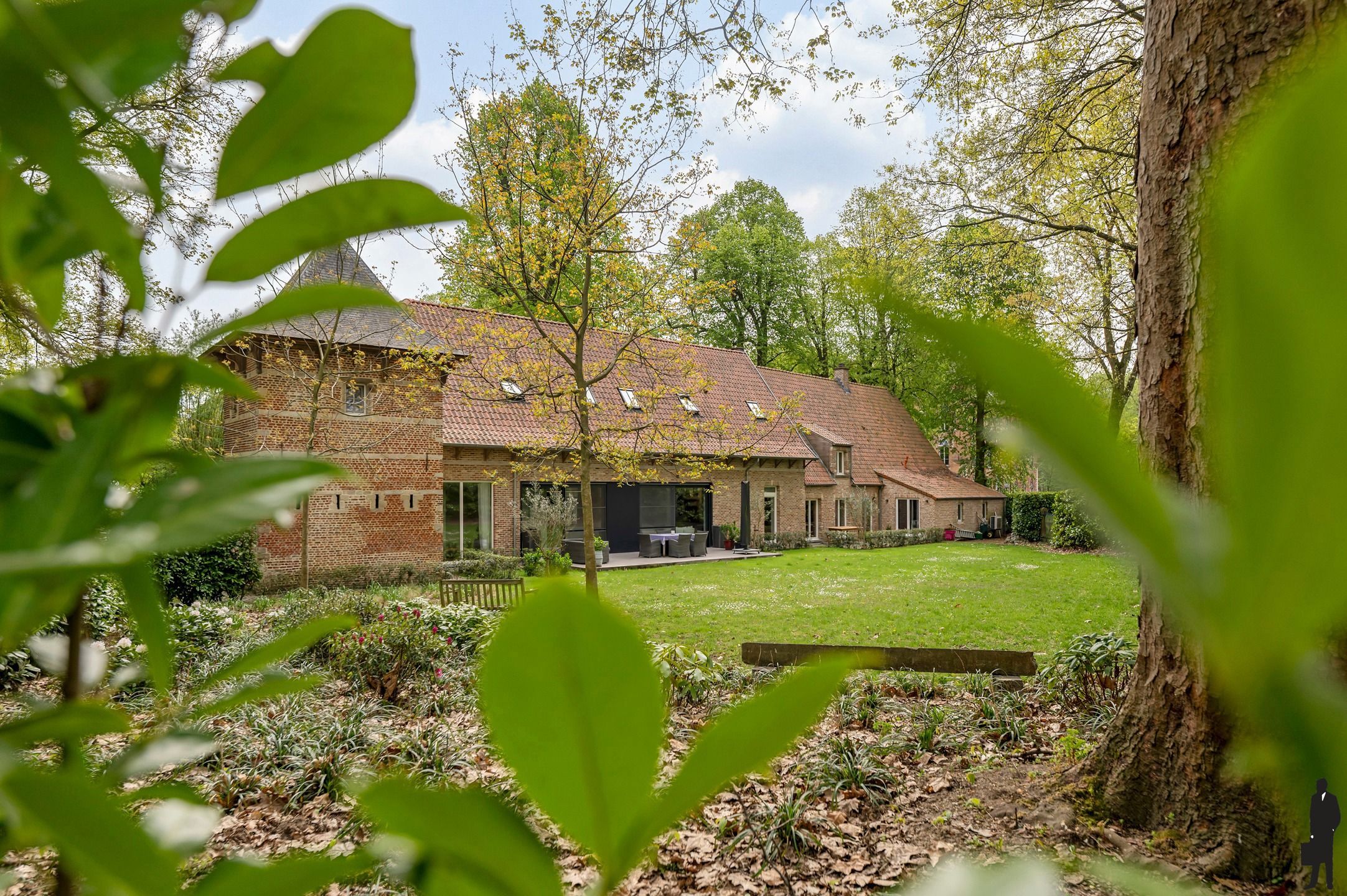 Uitzonderlijk kasteelhoeve in het park van Kasteel Wissekerke. foto 56