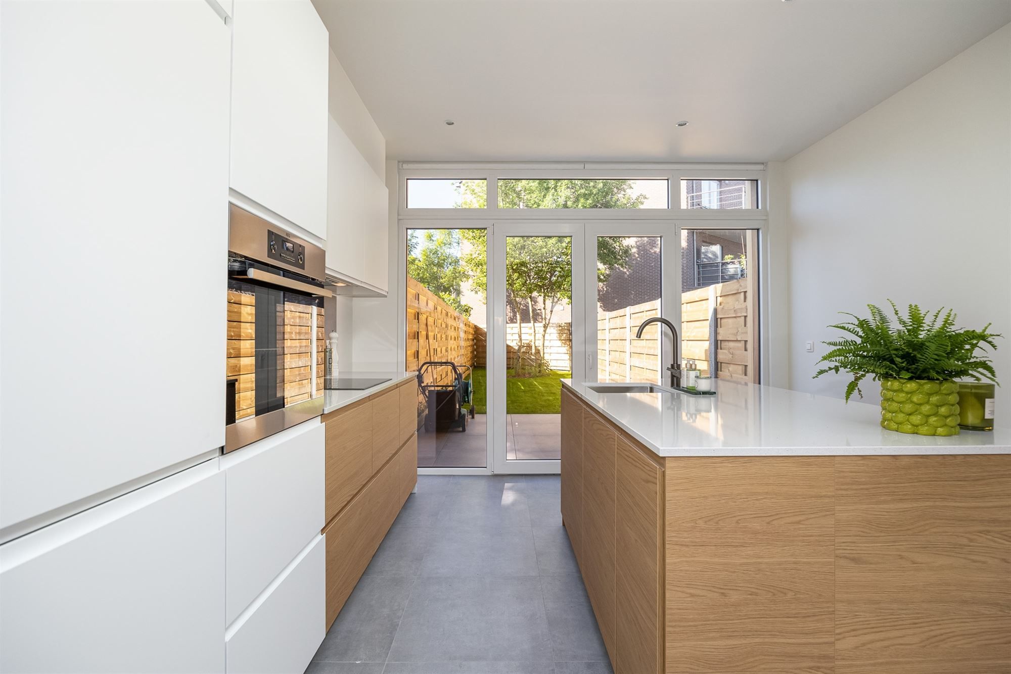 Totaal gerenoveerd huis met tuin en drie slaapkamers foto 4