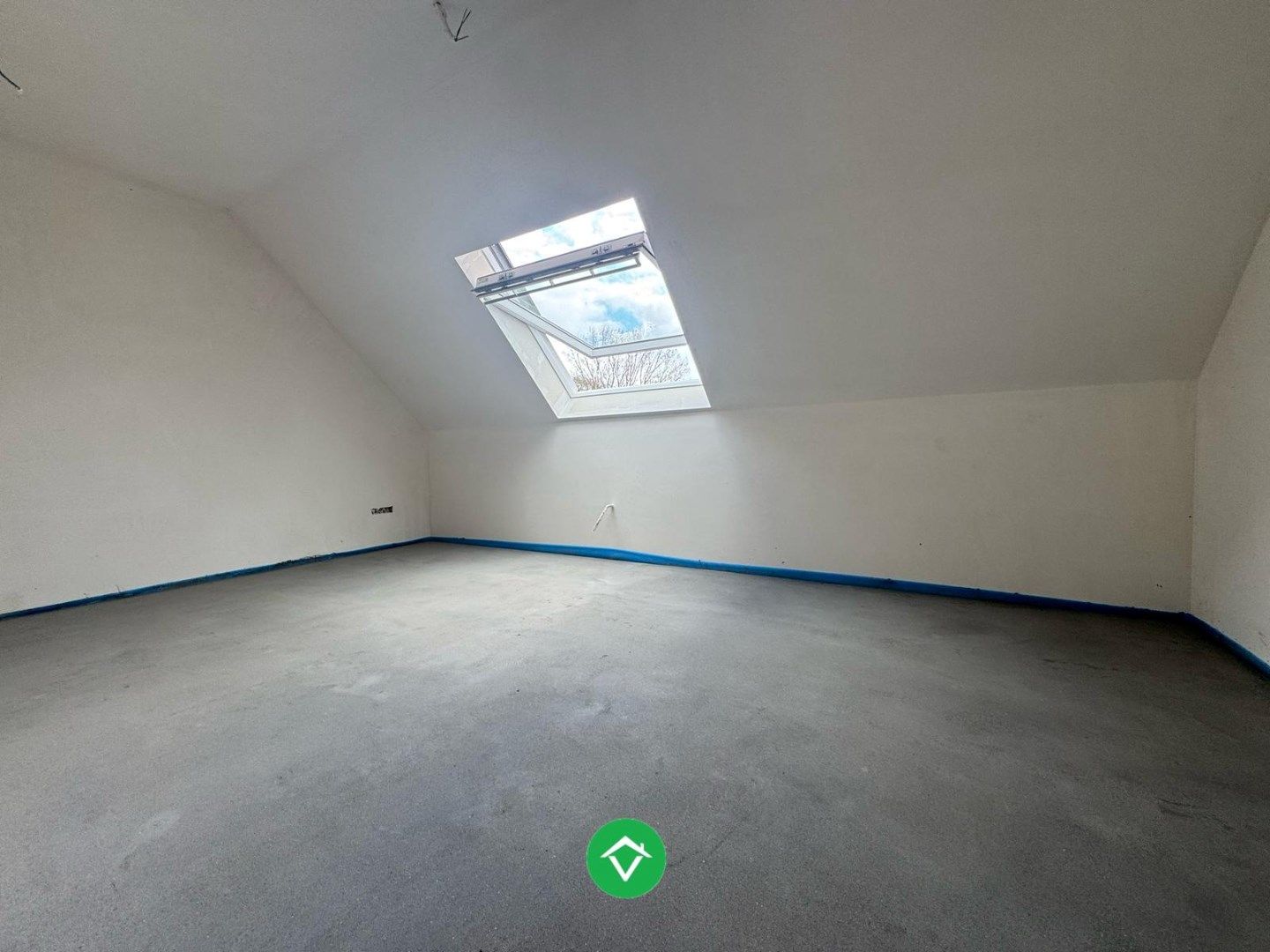 Moderne nieuwbouw tussenwoning met drie slaapkamers en garage in Moere foto 8