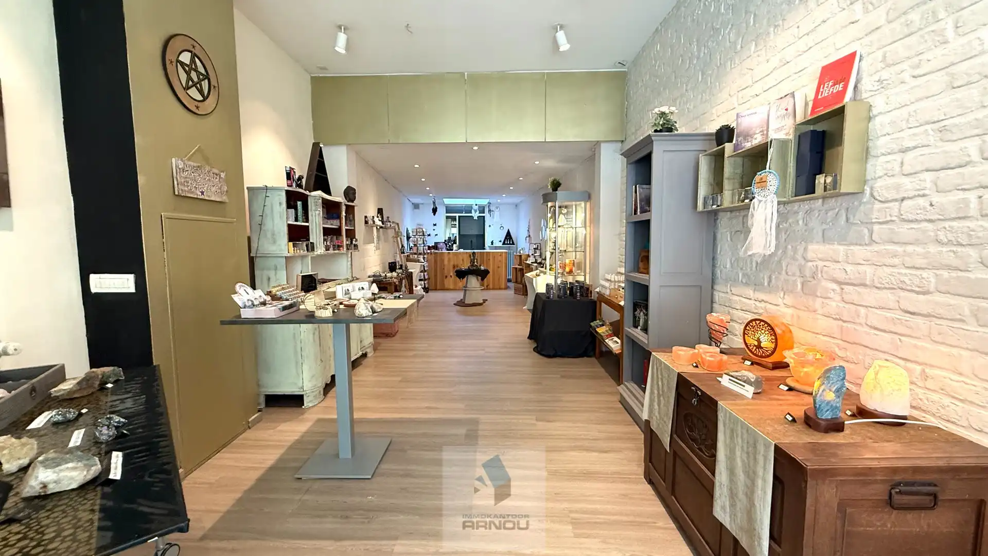 Commercieel gelegen handelsruimte met mooie etalage foto 3
