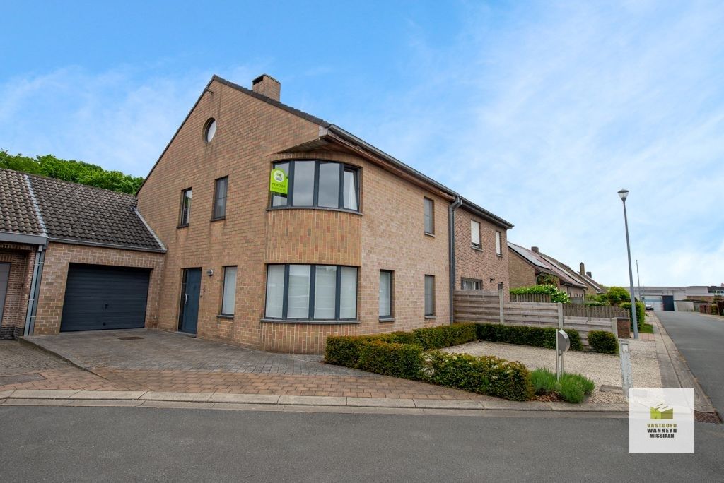 Ruime en verzorgde woning met 4slpk, garage en tuin in doodlopende straat foto {{pictureIndex}}