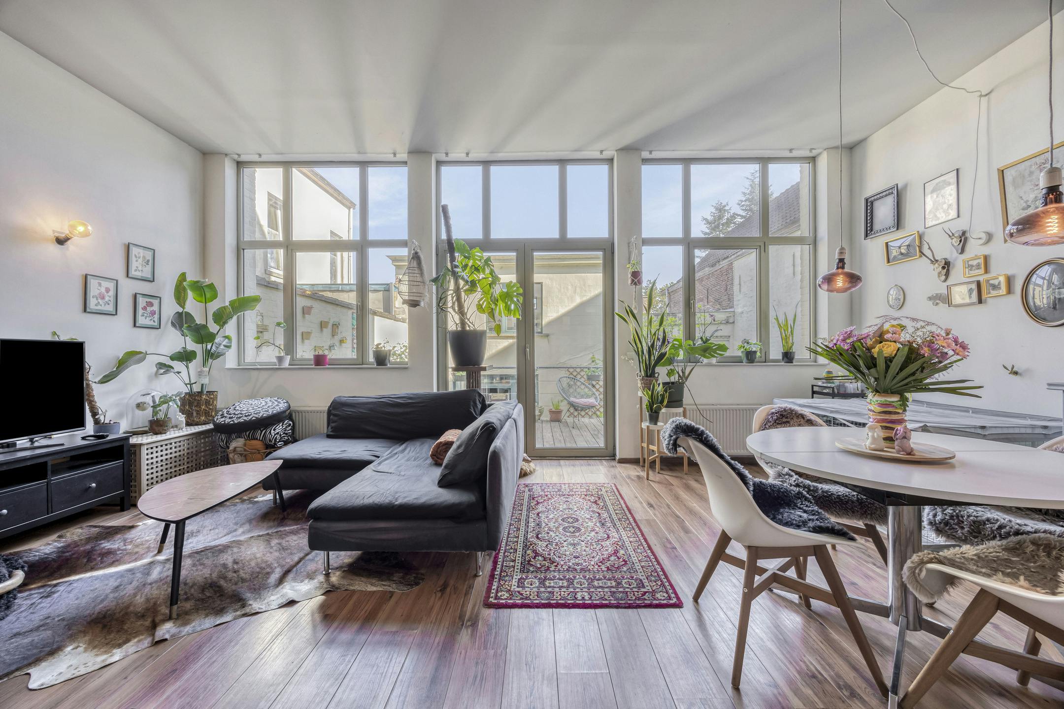 Hoofdfoto van de publicatie: Lichtrijk appartement met bijgebouw in Ronse te koop