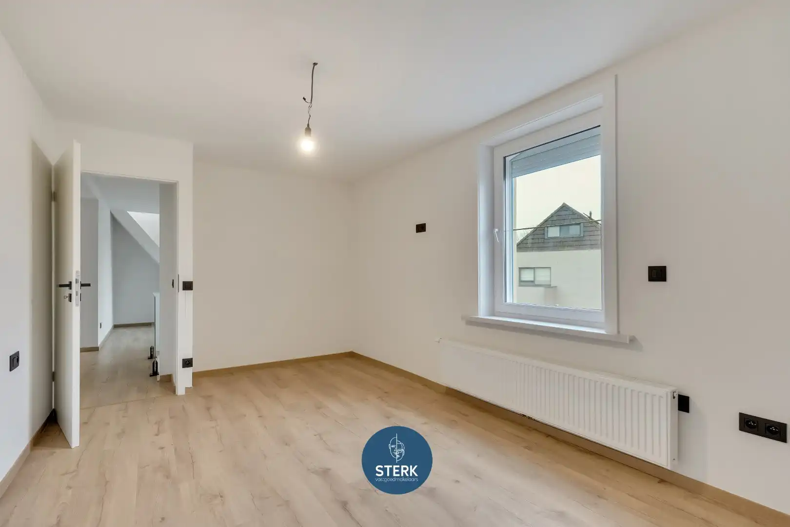 MODERN GERENOVEERDE GEZINSWONING MET 5 SLPKS + 2 BADKAMERS TE LANAKEN !  foto 15