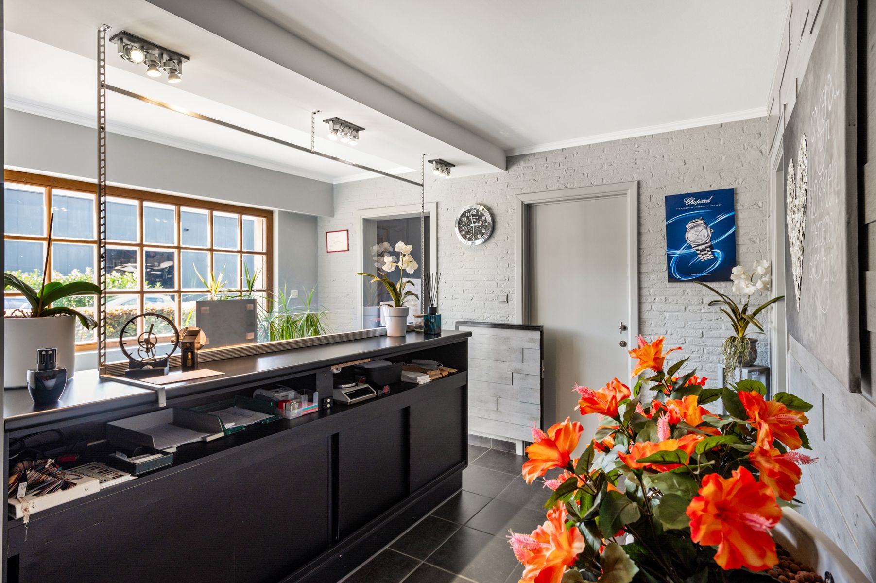 Gerenoveerde hoevewoning met praktijk en paardenstallen.  foto 31