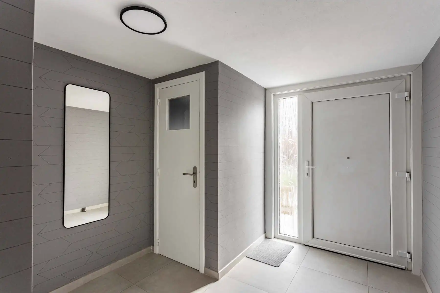 Gerenoveerde bel-etage woning met garage in rustige woonwijk. foto 3