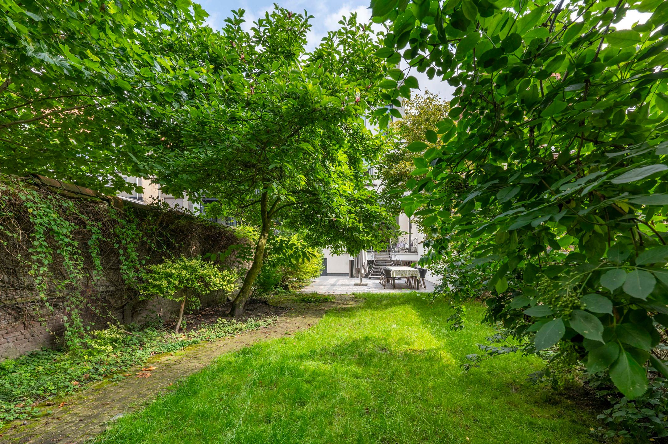 ANTWERPEN - Riant herenhuis met praktijkruimte en tuin foto 9