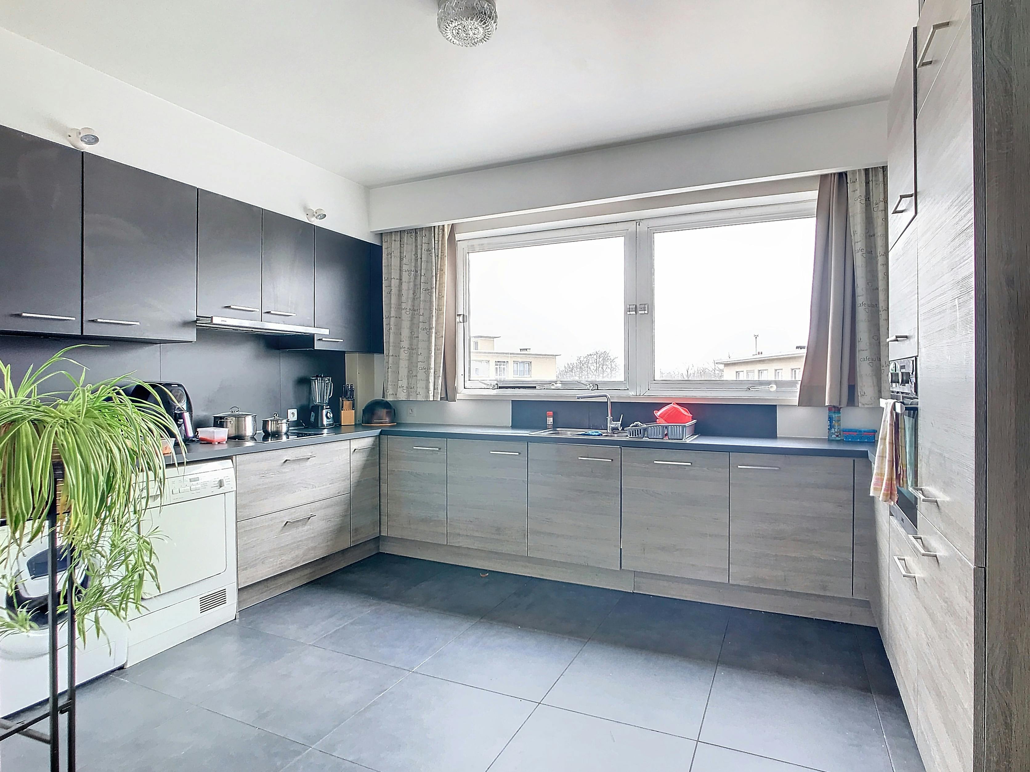 Centraal gelegen ruim appartement met garage te Beveren  foto 6