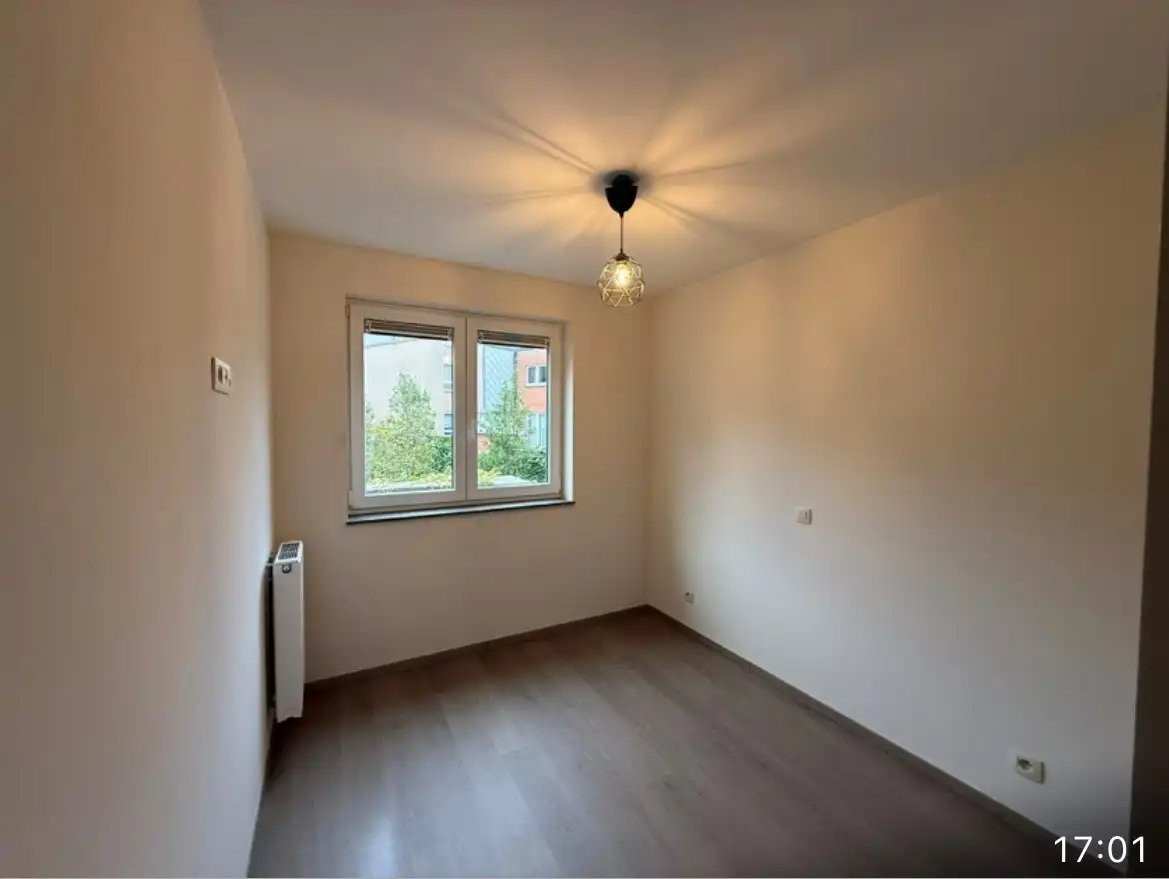 Instapklaar appartement met 2 slaapkamers en terras op wandelafstand van zeedijk. foto 7