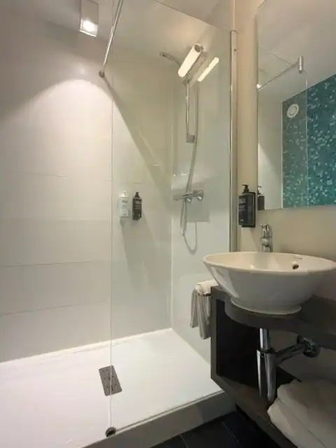 Hotelkamer in Ibis Styles Kortrijk Expo. Opbrengsteigendom zonder zorgen met mooi rendement! foto 5