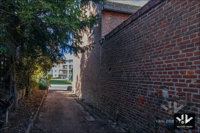 Karaktervolle, te renoveren woning op een perceel van ruim 12 aren. Ideaal gelegen nabij het centrum van Tongeren! foto 24