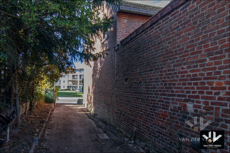 Karaktervolle, te renoveren woning op een perceel van ruim 12 aren. Ideaal gelegen nabij het centrum van Tongeren! foto 24