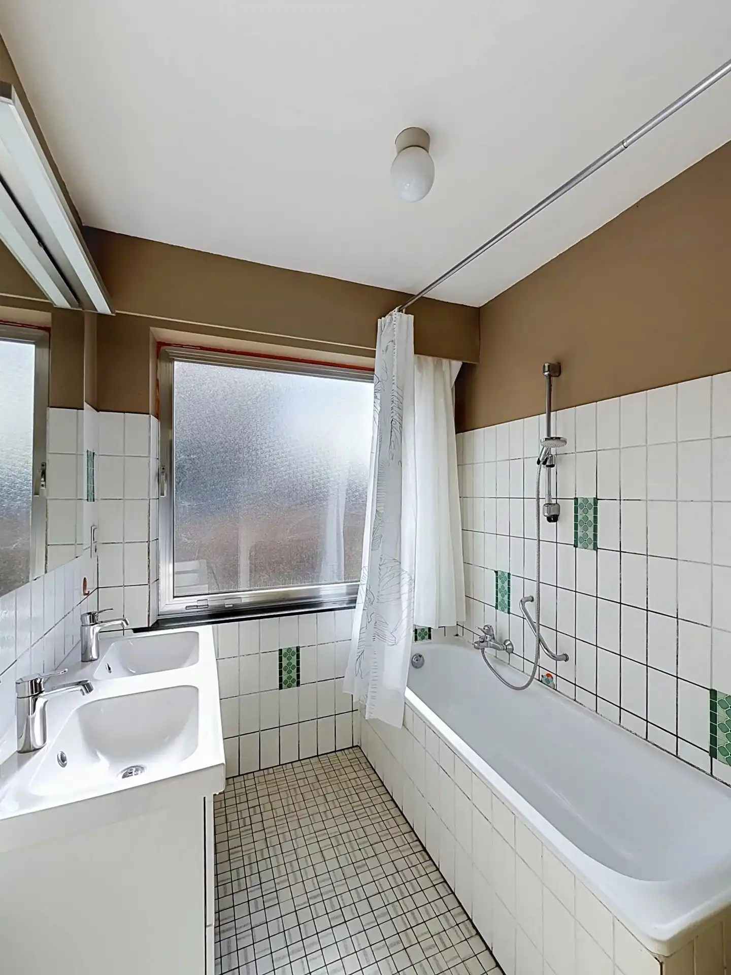 Te renoveren gelijkvloerse woning met 3 slaapkamers op een ruim perceel. foto 18