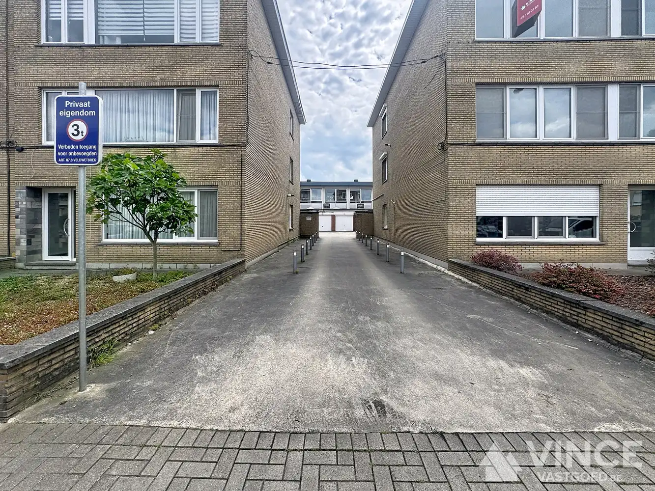 Garagebox te koop – Inrit naast Gemzenstraat 39 foto 5