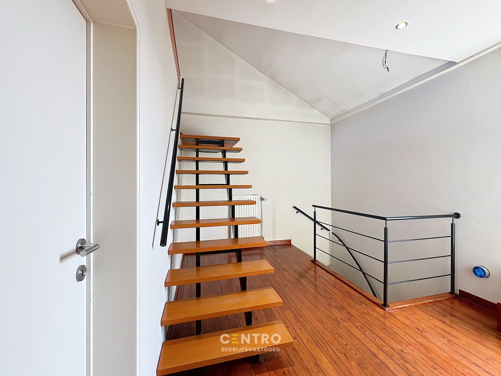 Veelzijdig pand bestaande uit RUIME woning met kantoor/praktijk/winkelruimte (267m²) + VERHUURD handelsgelijkvloers (238m²) op COMMERCIËLE ligging te Tielt! foto 30