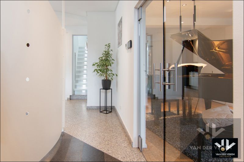 Karaktervolle en ruime woning met hoogwaardige afwerking en bijgebouw te As foto 4