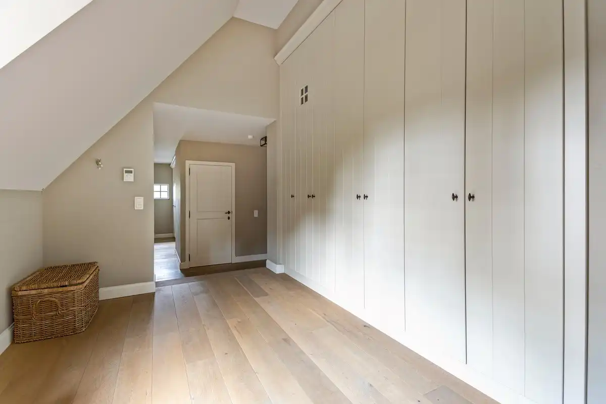 Exclusieve villa met oa 5 slaapkamers en verwarmde zwemvijver  op 2.070 m². foto 24