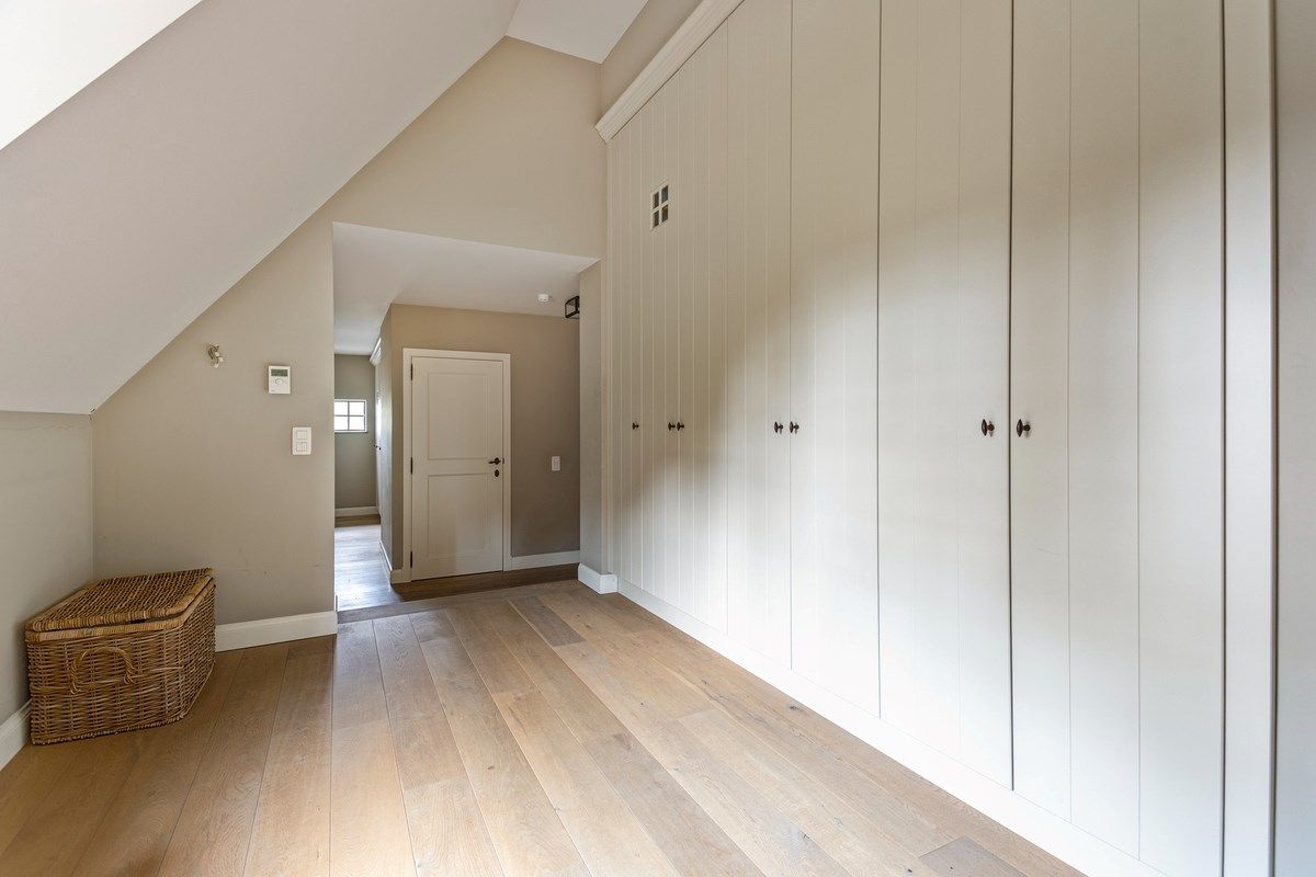 Exclusieve villa met oa 5 slaapkamers en verwarmde zwemvijver  op 2.070 m². foto 24