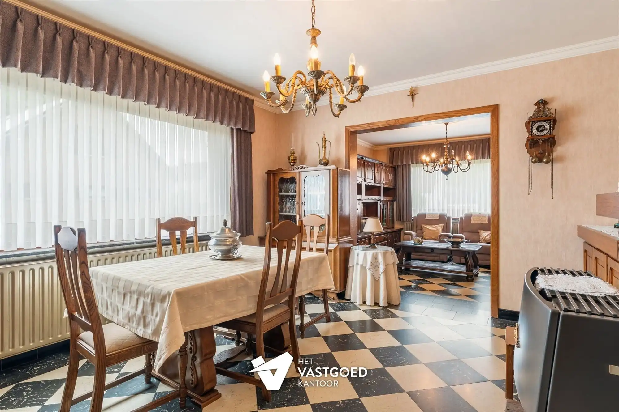 OP TE FRISSEN KARAKTERVOLLE WONING UITERST RUSTIG GELEGEN TEN MIDDEN VAN HET GROEN OP EEN PERCEEL VAN 20A16CA TE OOSTHAM foto 3