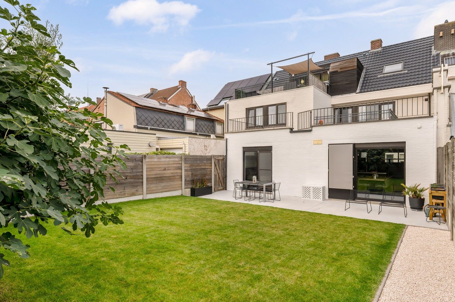 Uitzonderlijk gelijkvloers appartement met royale kelder en twee carports. foto 29