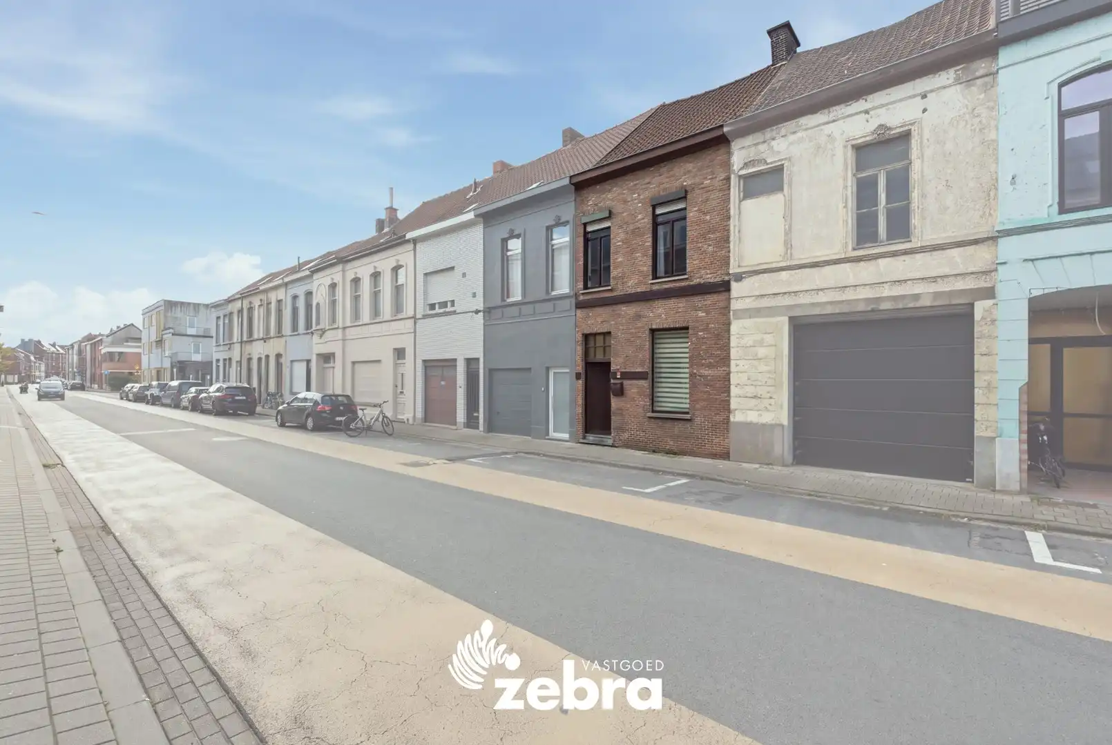 Op te frissen woning met stadskoer nabij centrum Kortrijk! foto {{pictureIndex}}