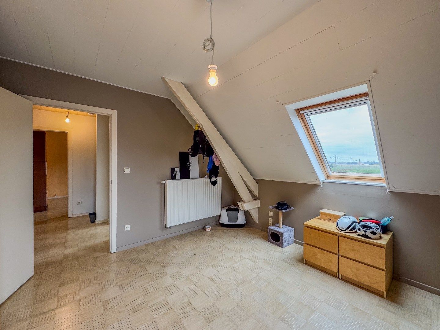 Prachtig gerenoveerde woning met 4 slaapkamers, dubbele carport en tuin. foto 18