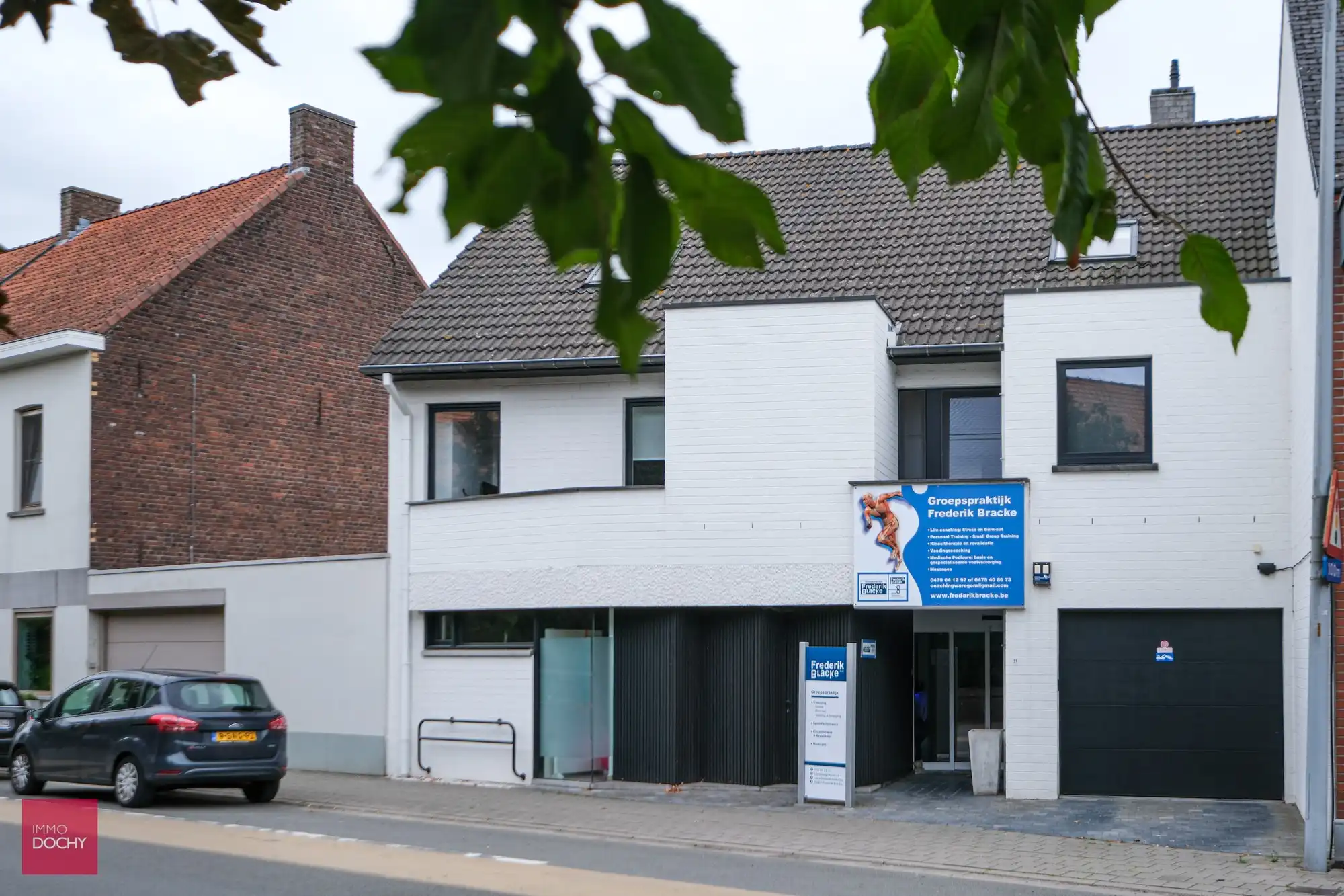 Ruime (groeps)praktijk of kantoor met woning foto 2