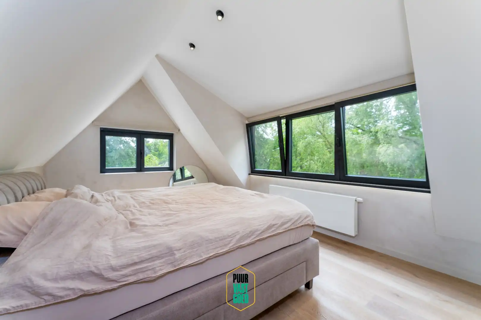 Knap gerenoveerde villa in uitgestrekte tuin foto 14
