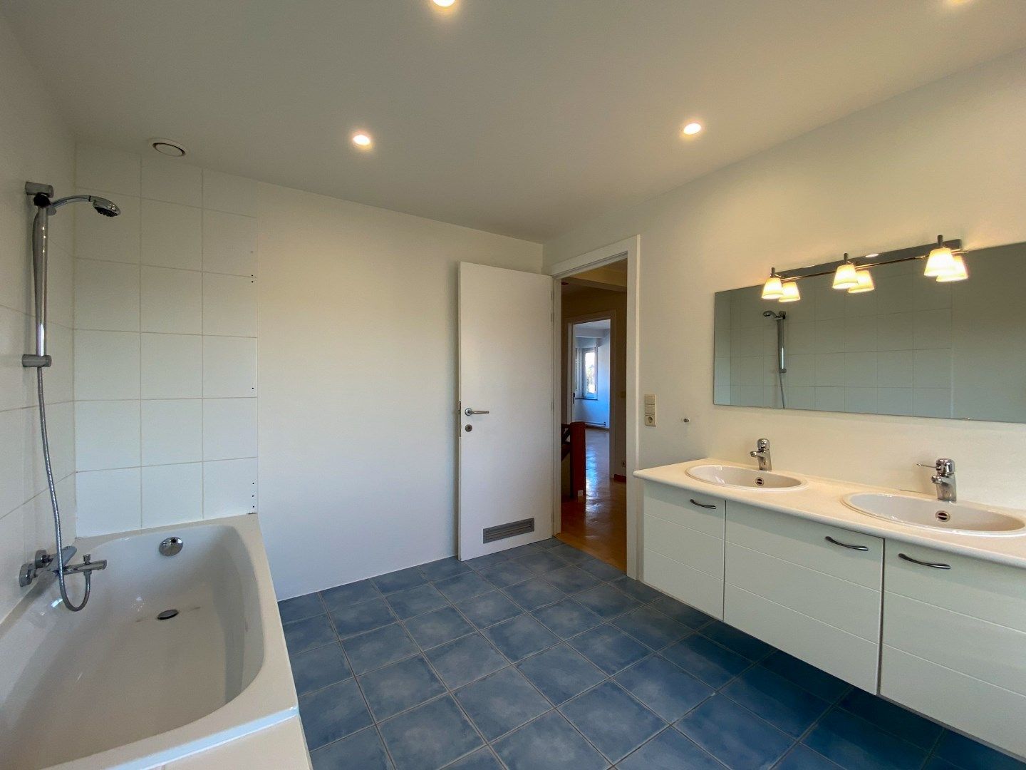 Woning met 4 slaapkamers, garage, loods en tuin. foto 11