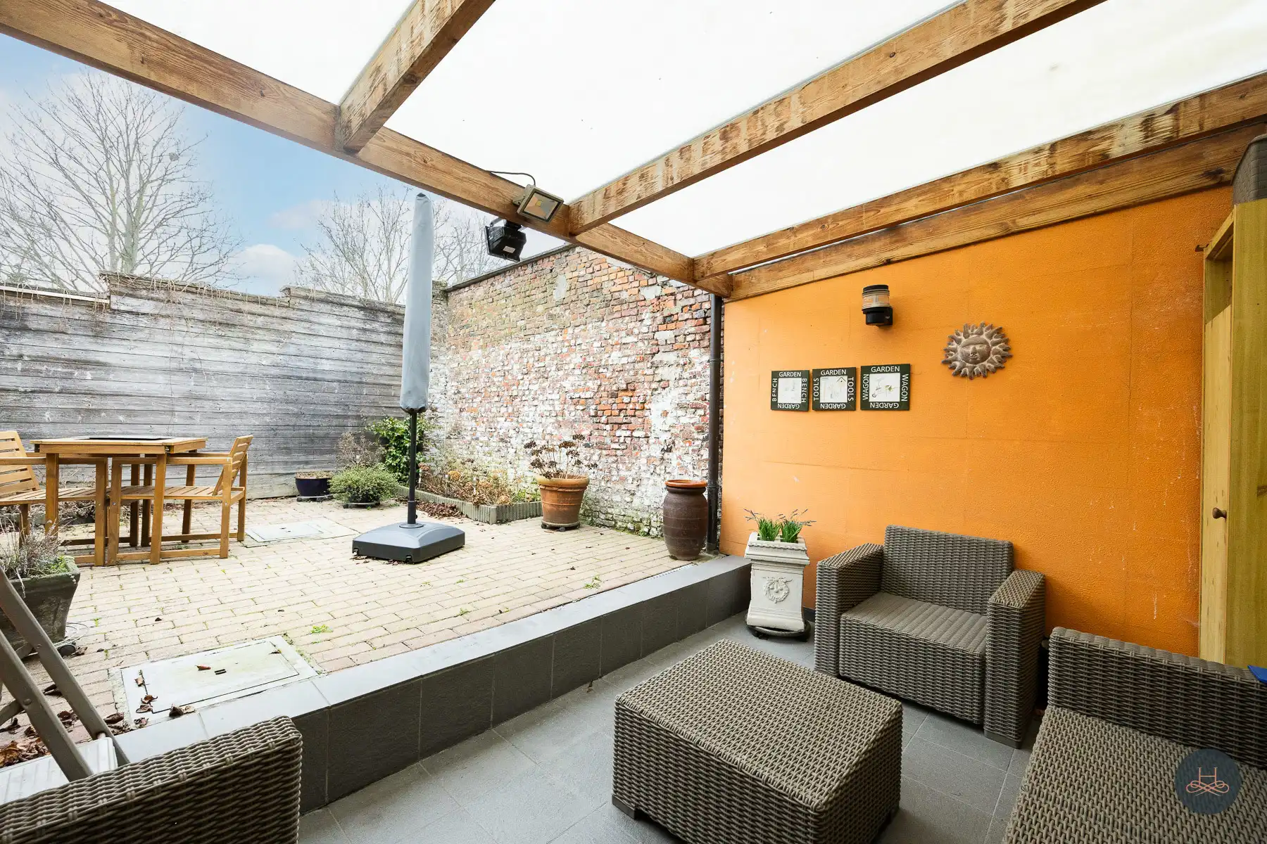 Charmante te moderniseren woning met stadskoer & terras foto 26