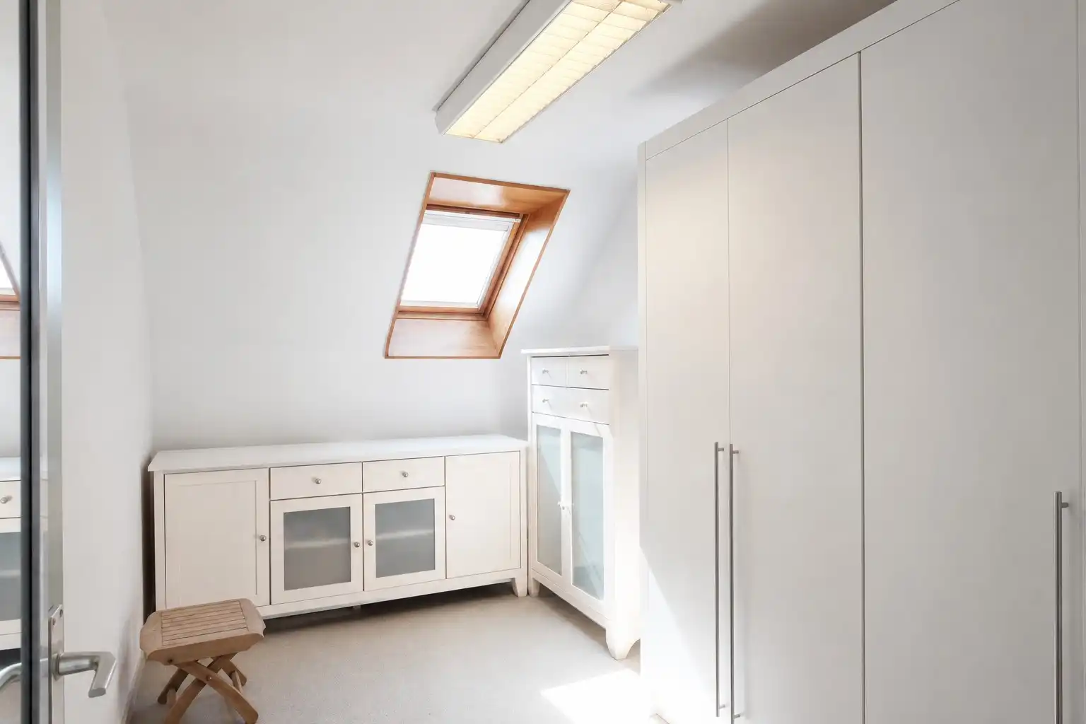Gezellig dakappartement met 2 slaapkamers, terras en garage te Roeselare foto 8