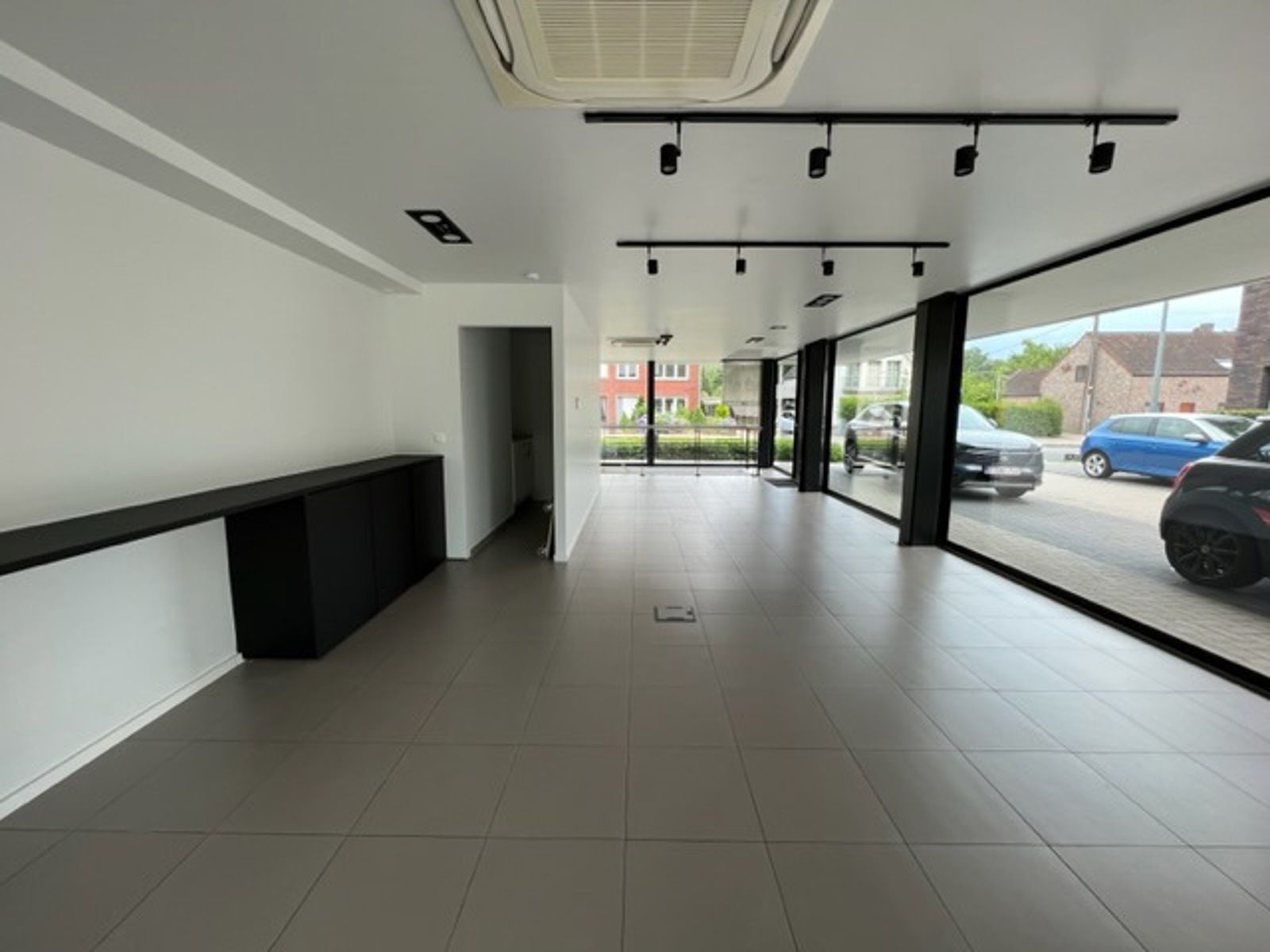 Lichtrijk kantoor / handelspand met parking foto 5