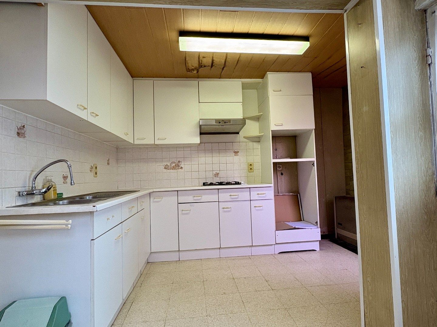 Renovatieproject op 767 m², met garage en uitweg. foto 10