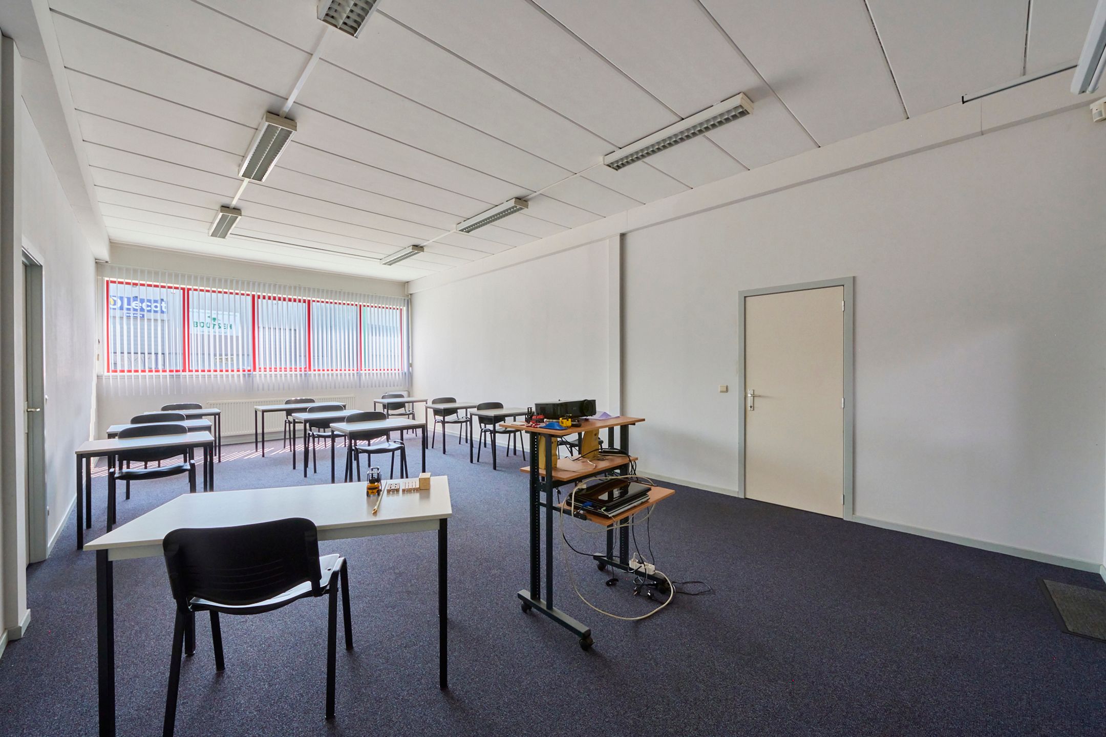  TE HUUR- HAL & KANTOOR in topconditie foto 13