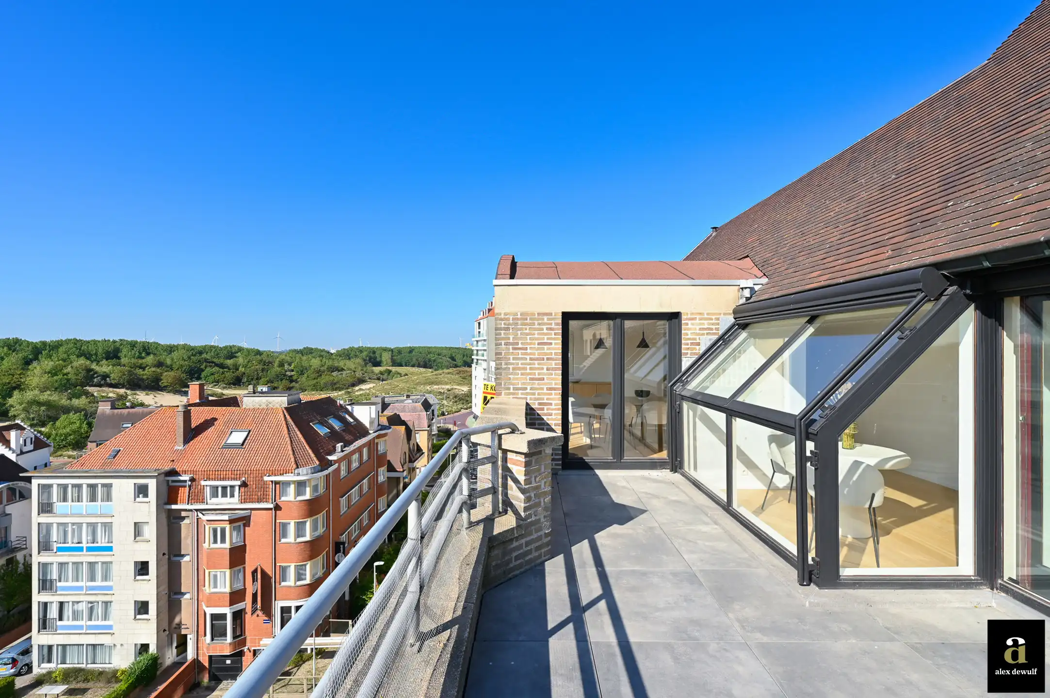 Ruim duplexappartement met vier slaapkamers en zonnig terras in Duinbergen. foto 7
