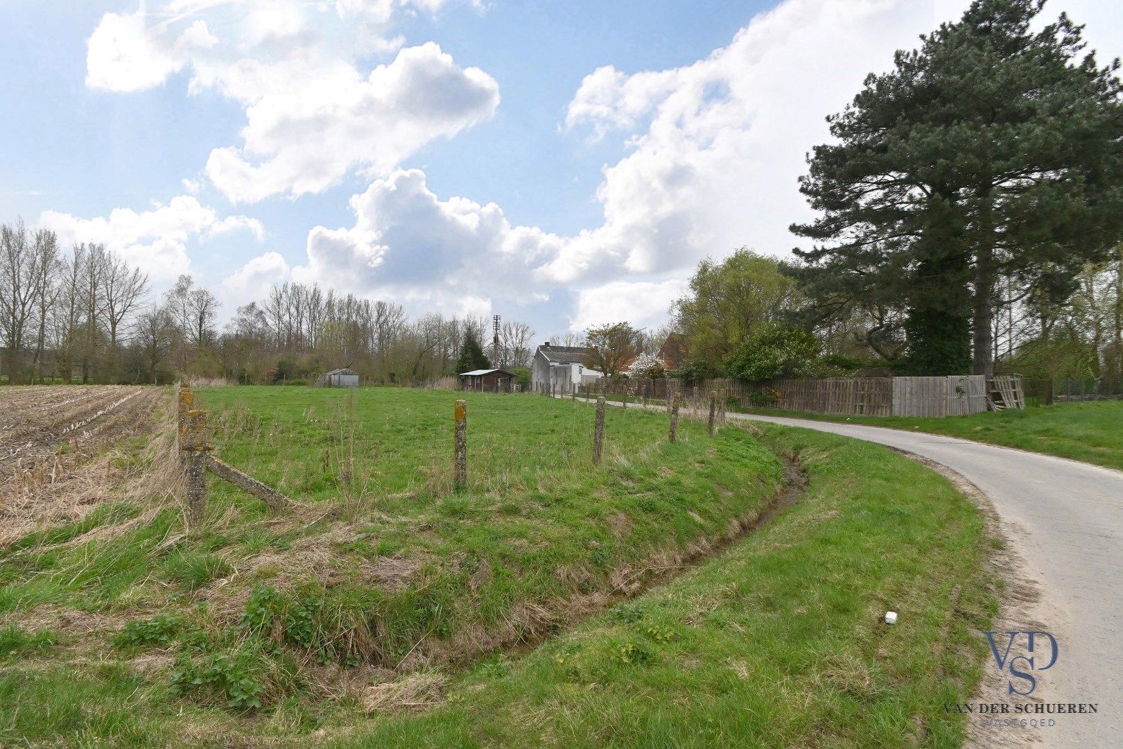 Woning met belendend perceel weiland  foto 3