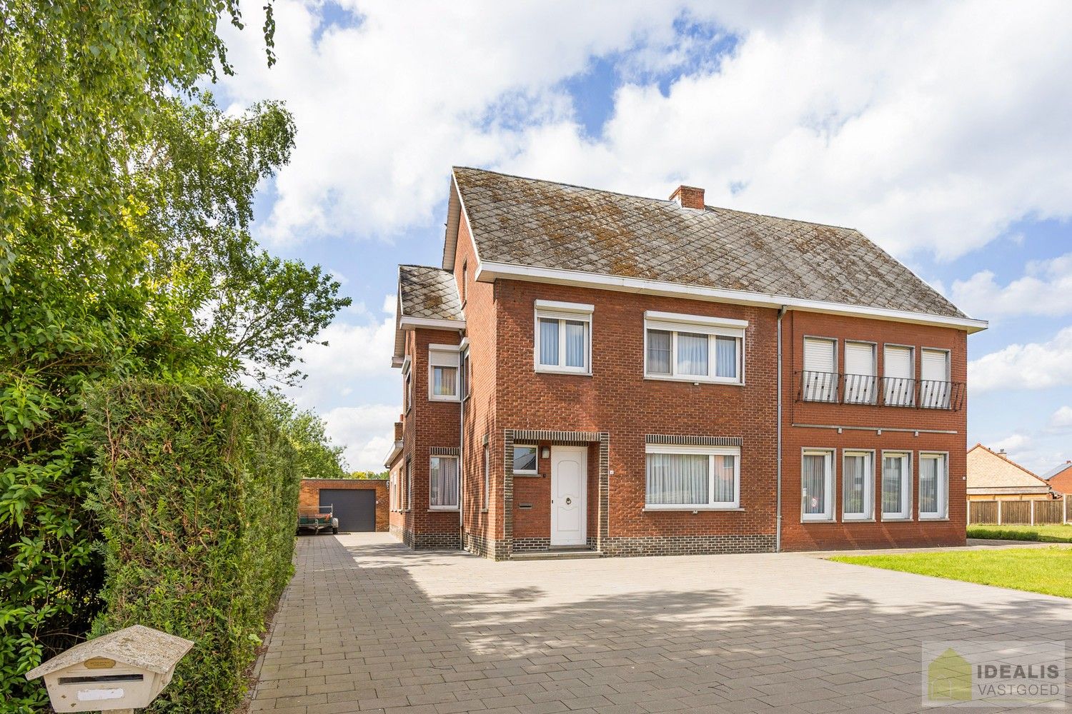 IDEALIS VASTGOED – RECENT GERENOVEERDE WONING (2021) OP EEN PERCEEL VAN MAAR LIEFST 8A92CA OP EEN ZEER GUNSTIGE LOCATIE! Deze ruime woning met een netto bewoonbare oppervlakte van +- 170m² bevindt zich langs de Paalseweg in Hulst, deelgemeente van Tessenderlo-Ham. Naast de perfecte ligging is het een prachtig afgewerkte woning met een royale leefruimte, zeer ruime open keuken, 3 slaapkamers en badkamer. Een uniek aanbod voor wie op zoek is naar een volledig gerenoveerde instapklare woning. foto 3