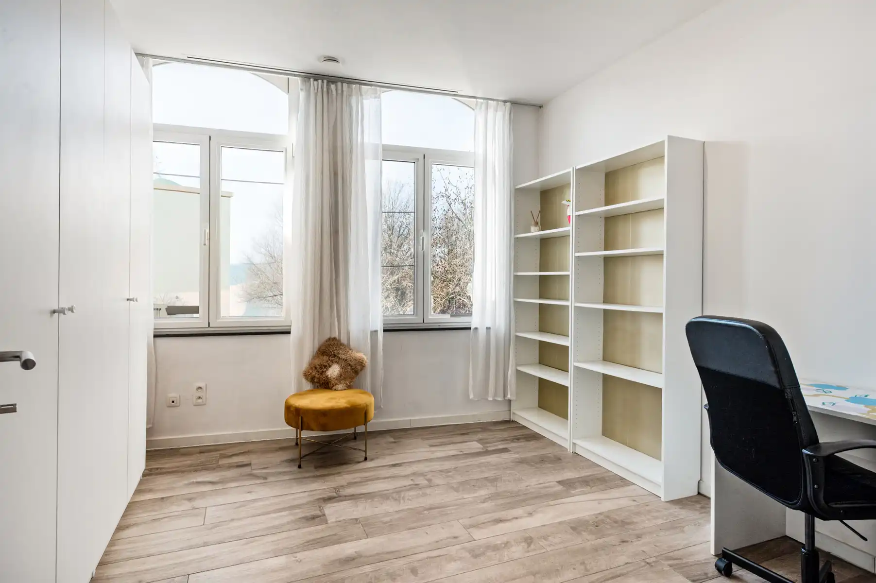 Lichtrijk appartement met terras in statig karakterpand foto 15