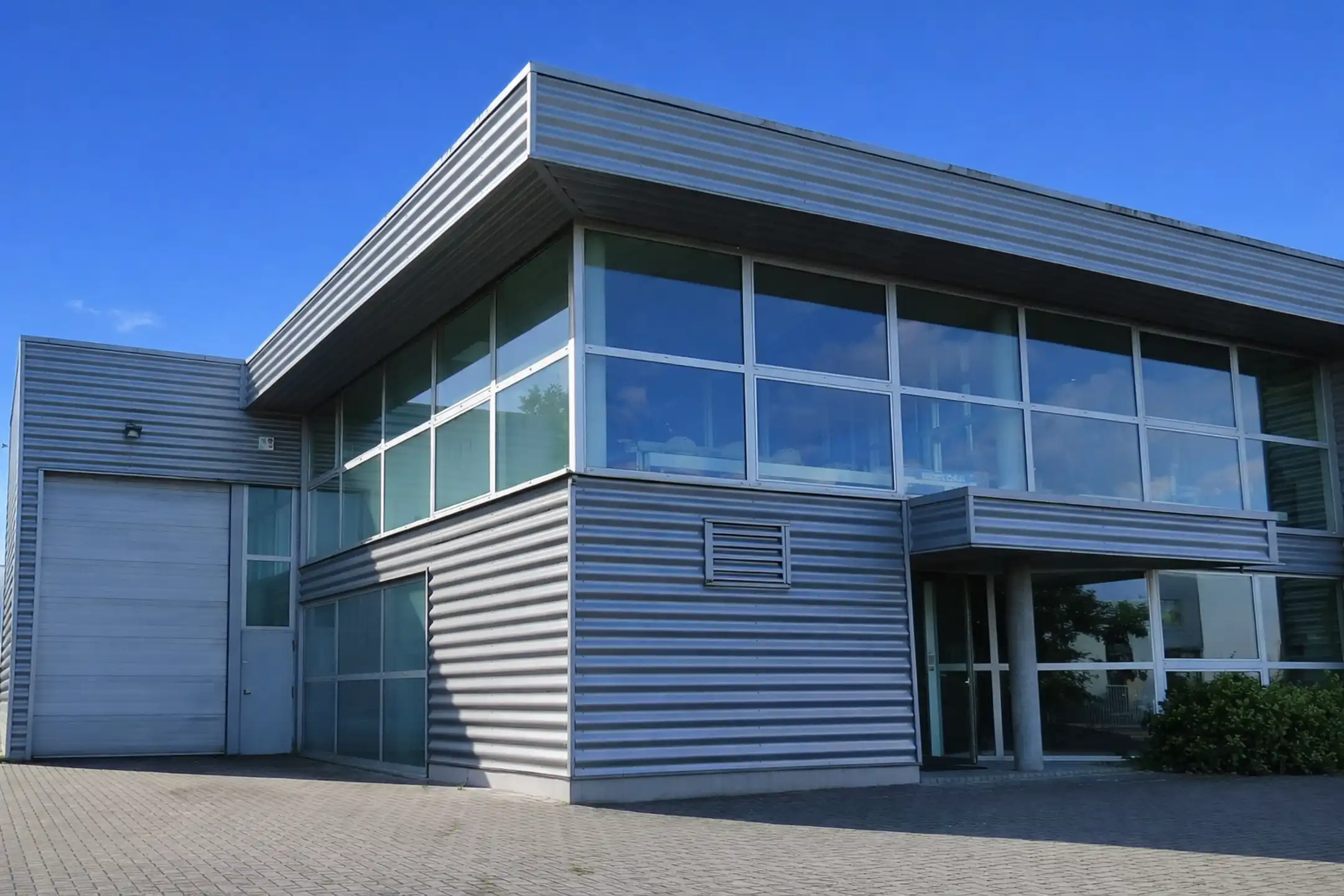 Modern bedrijfspand te huur foto {{pictureIndex}}