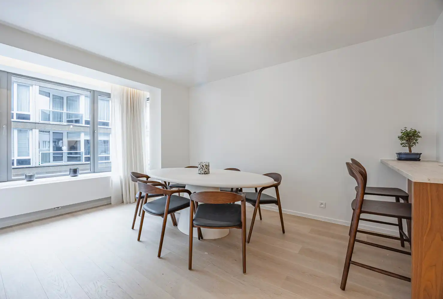 Instapklaar 3 slaapkamer- appartement in de Zoutelaan. foto 3
