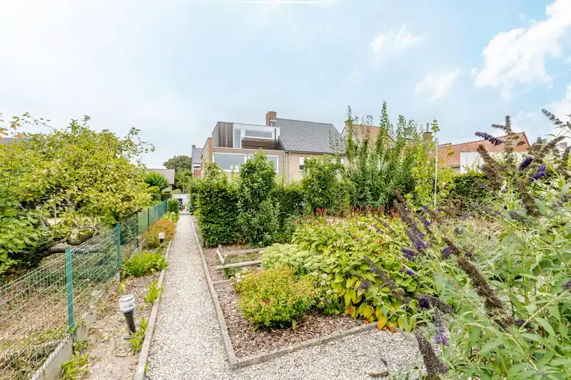Roeselare : Unieke, strakke halfopen bebouwing met zuidgerichte tuin op toplocatie nabij het centrum. foto 18