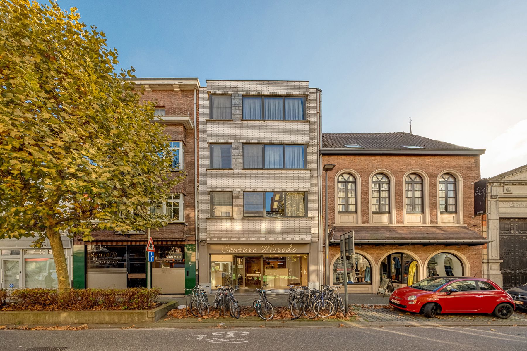 Een ruim handelspand met bovengelegen woning gelegen aan de Zeshoek in Turnhout.  foto {{pictureIndex}}