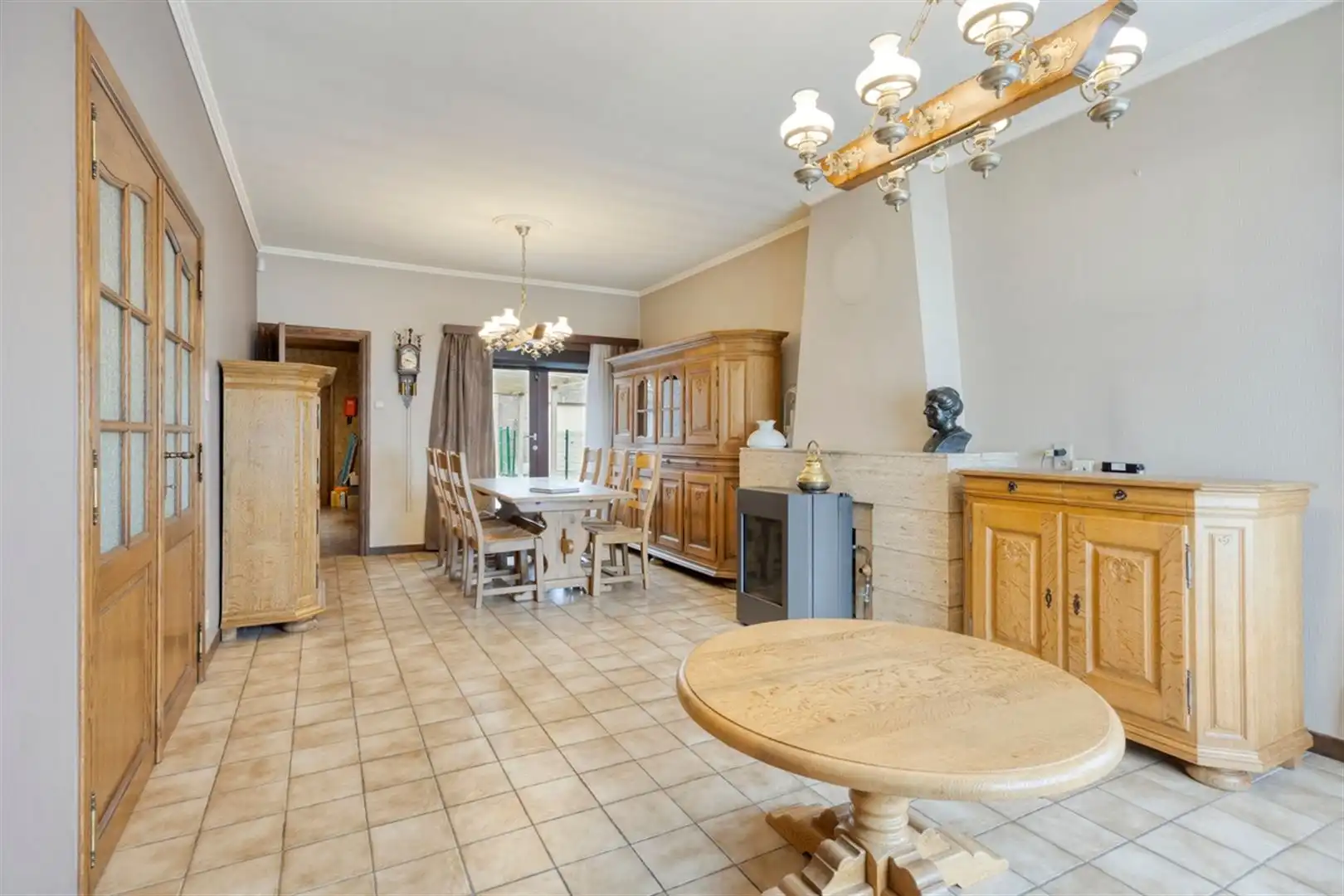 Rustig gelegen, op te frissen halfopen bebouwing met 3 slaapkamers op een perceel van 672 m². foto 3