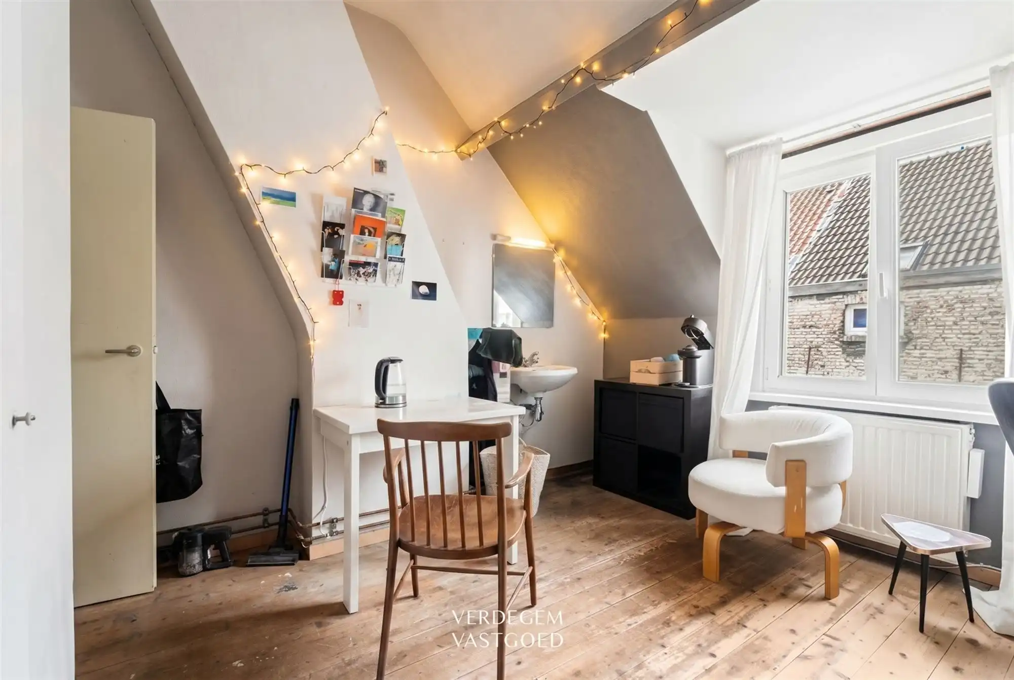 Achter deze mooie blauwe gevel vind je een opbrengsteigendom met 5 studentenkamers op topligging foto 9