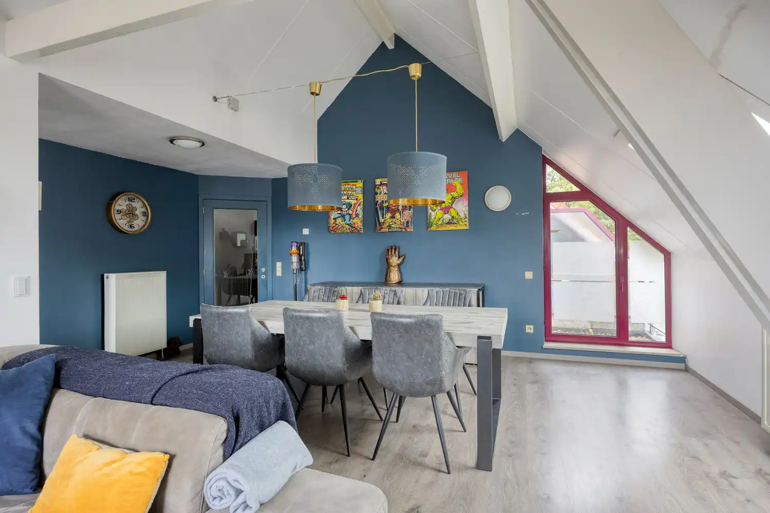 Afgesloten garagebox met automatische poort gelegen aan de achterzijde van het gebouw foto 6