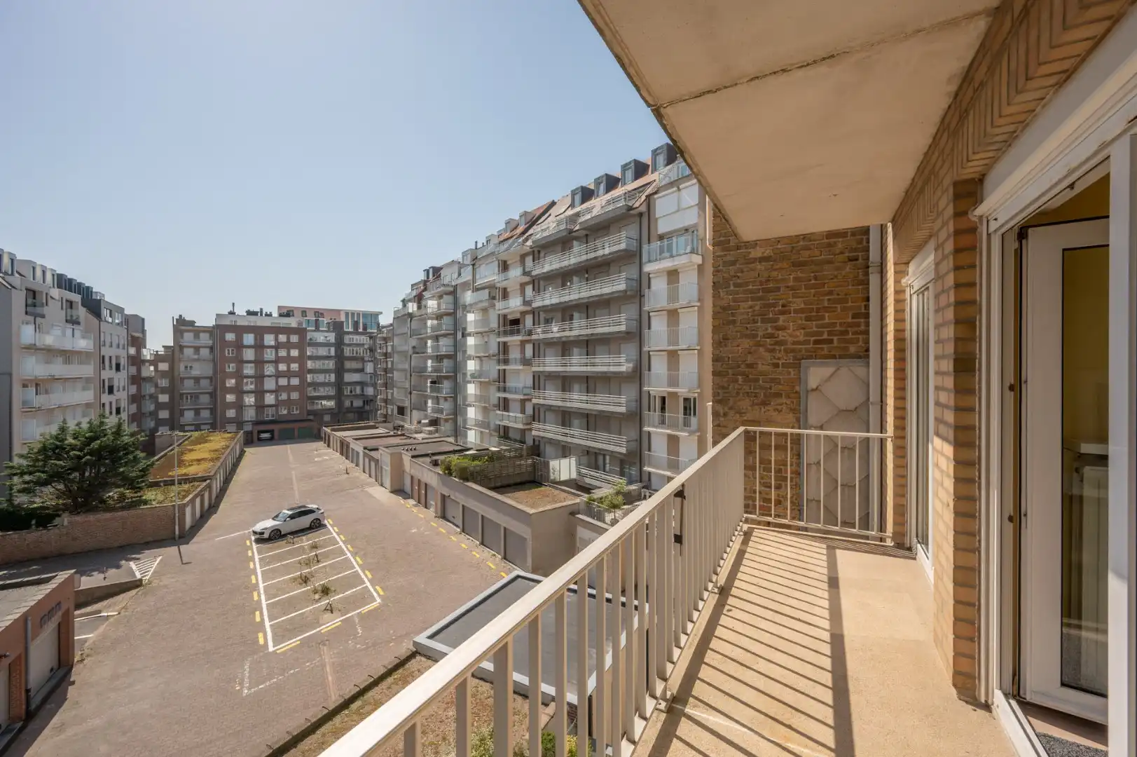 Ruim en breed appartement met goed zijdelings zeezicht foto 21