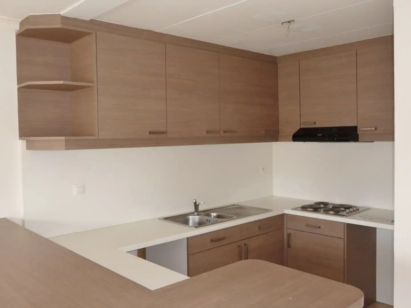 Ongemeubeld lichtrijk appartement met twee slaapkamers foto 5