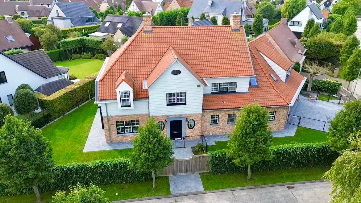 Villa met zwembad gelegen in rustige wijk foto 5