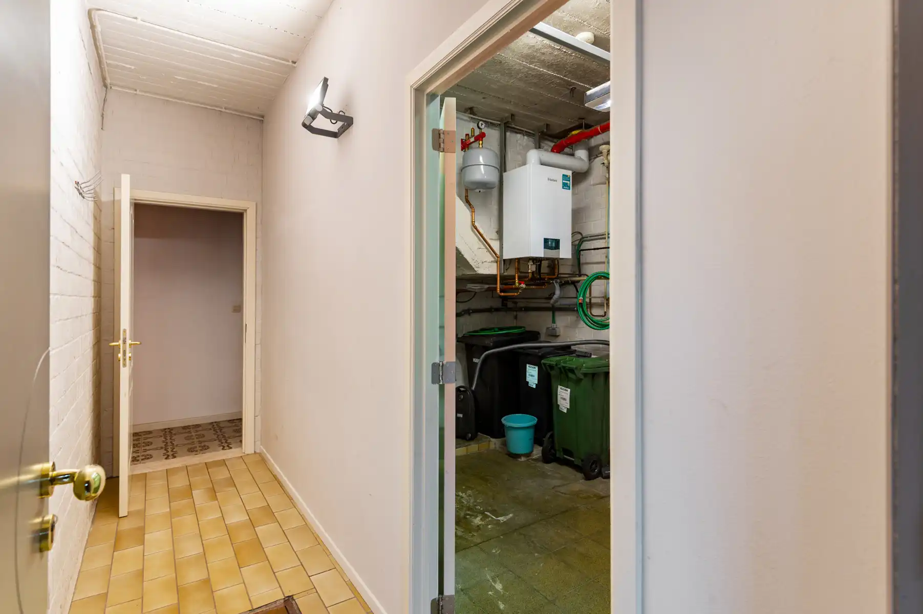 Gelijkvloers handelsruimte met koer én woonst op verdieping foto 12