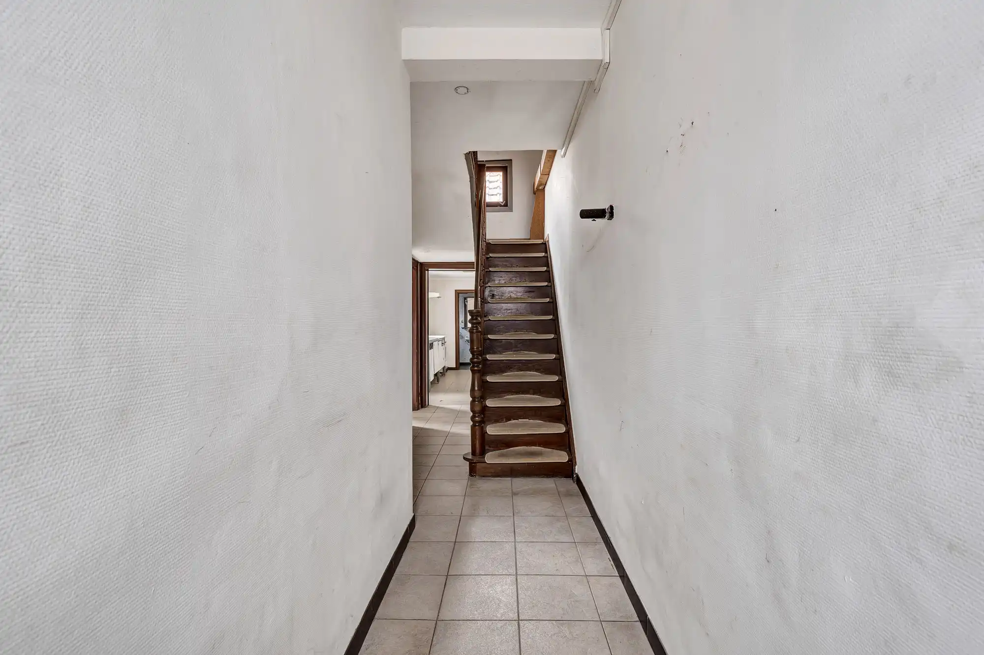 Te renoveren halfopen woning met veel potentieel foto 2